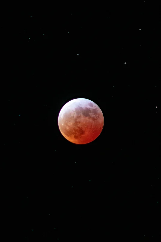 La Luna cobriza durante la totalidad de un eclipse lunar.