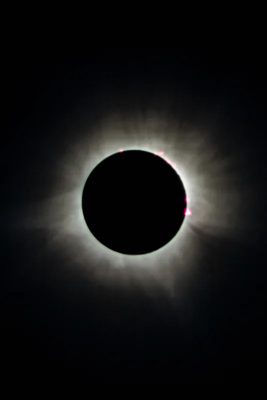La corona solar alrededor del disco negro de la Luna durante la totalidad.